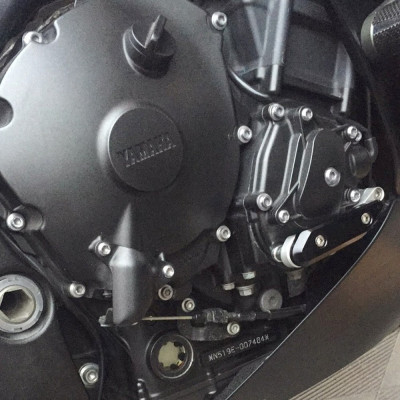 Padací protektory na motor pro Yamaha R1 2009-2014