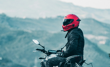 Jak vybrat helmu na motorku?